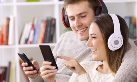 couple-listening-to-music-headphones-mobile-featured